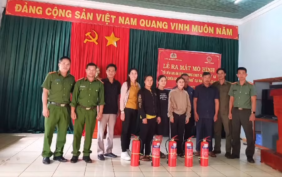 Các thành viên “Tổ liên gia an toàn về phòng cháy, chữa cháy và điểm chữa cháy công cộng” thôn Dôr 1 tại lễ ra mắt. Ảnh: Lê Sơn Các thành viên “Tổ liên gia an toàn về phòng cháy, chữa cháy và điểm chữa cháy công cộng” thôn Dôr 1 tại lễ ra mắt. Ảnh: Lê Sơn
