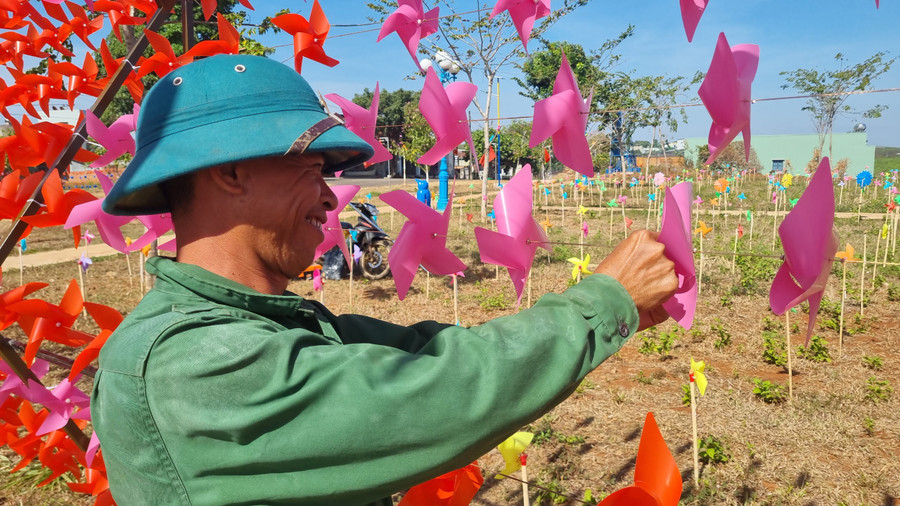 Những chiếc chong chóng được trang trí công phu.