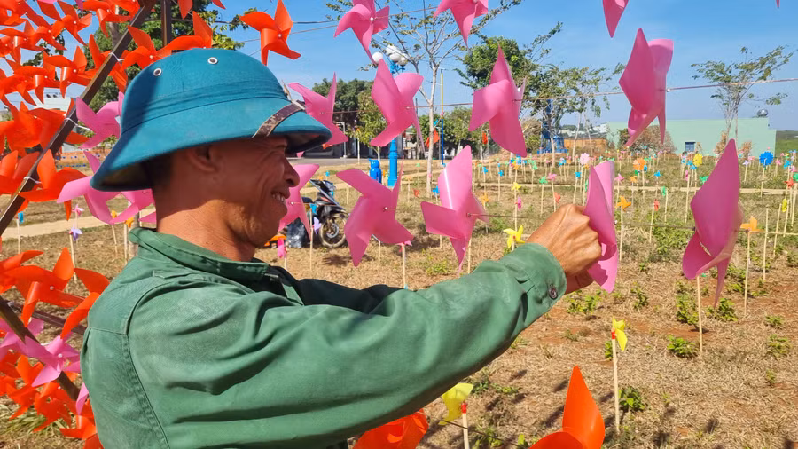 Những chiếc chong chóng được trang trí công phu.