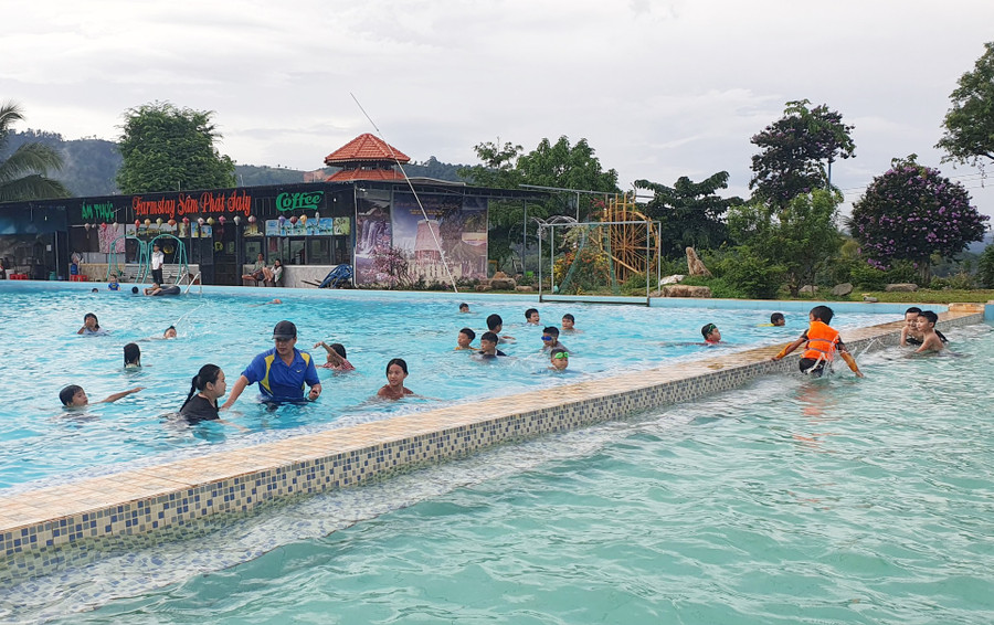 Đông đảo các em học sinh thực hành bơi tại hồ bơi Farmstay Sâm Phát Ia Ly. Ảnh: K.P Đông đảo các em học sinh thực hành bơi tại hồ bơi Farmstay Sâm Phát Ia Ly. Ảnh: K.P