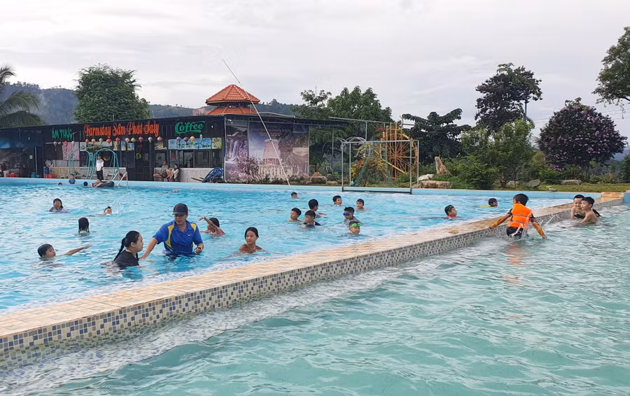 Đông đảo các em học sinh thực hành bơi tại hồ bơi Farmstay Sâm Phát Ia Ly. Ảnh: K.P