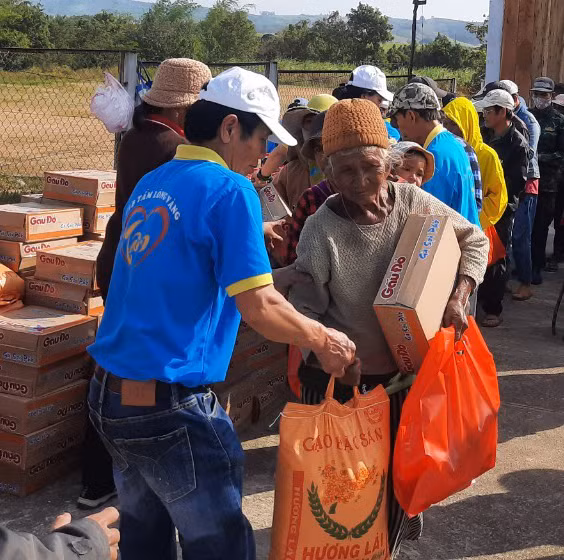 Đoàn trao quà cho người dân có hoàn cảnh khó khăn tại xã Yang Bắc. Ảnh: Ngọc Chơn