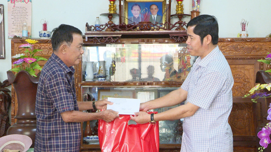 Ông Trần Minh Sơn-Tỉnh ủy viên, Bí thư Huyện ủy Chư Păh (bên phải) tặng quà cho ông Nguyễn Quyết Thắng (tổ dân phố 3, thị trấn Phú Hòa) là nạn nhân bị nhiễm chất độc da cam nhân Ngày Thương binh-Liệt sĩ (27-7). Ảnh: Văn Đại Ông Trần Minh Sơn-Tỉnh ủy viên, Bí thư Huyện ủy Chư Păh (bên phải) tặng quà cho ông Nguyễn Quyết Thắng (tổ dân phố 3, thị trấn Phú Hòa) là nạn nhân bị nhiễm chất độc da cam nhân Ngày Thương binh-Liệt sĩ (27-7). Ảnh: Văn Đại