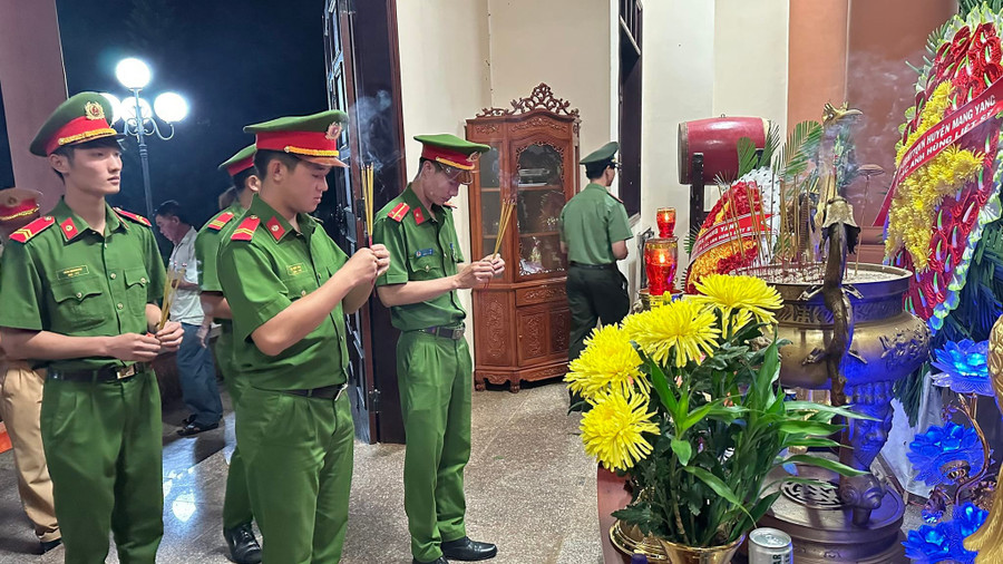 Tuổi trẻ Mang Yang dâng hương tưởng nhớ các Anh hùng liệt sĩ tại Đền tưởng niệm Trung đoàn bộ binh 95. Ảnh: Nguyễn Nhi