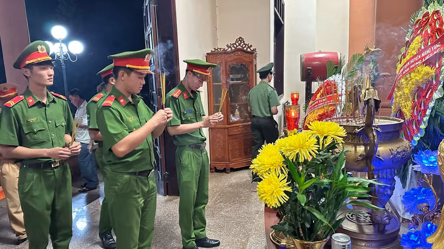 Tuổi trẻ Mang Yang dâng hương tưởng nhớ các Anh hùng liệt sĩ tại Đền tưởng niệm Trung đoàn bộ binh 95. Ảnh: Nguyễn Nhi