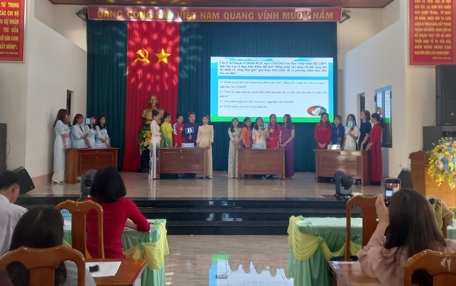 Phần thi kiến thức và trả lời câu hỏi trắc nghiệm của các đội thi. Ảnh: Kim Ngọc