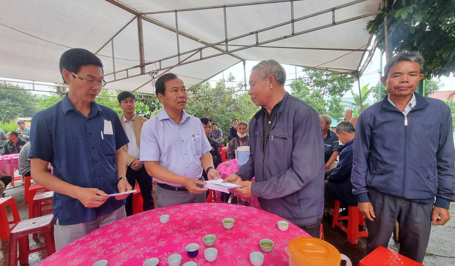 Đại diện Ban An toàn Giao thông tỉnh Gia Lai đến thăm, động viên gia đình anh Nguyễn Quang Hòa. Ảnh: Hà Phương