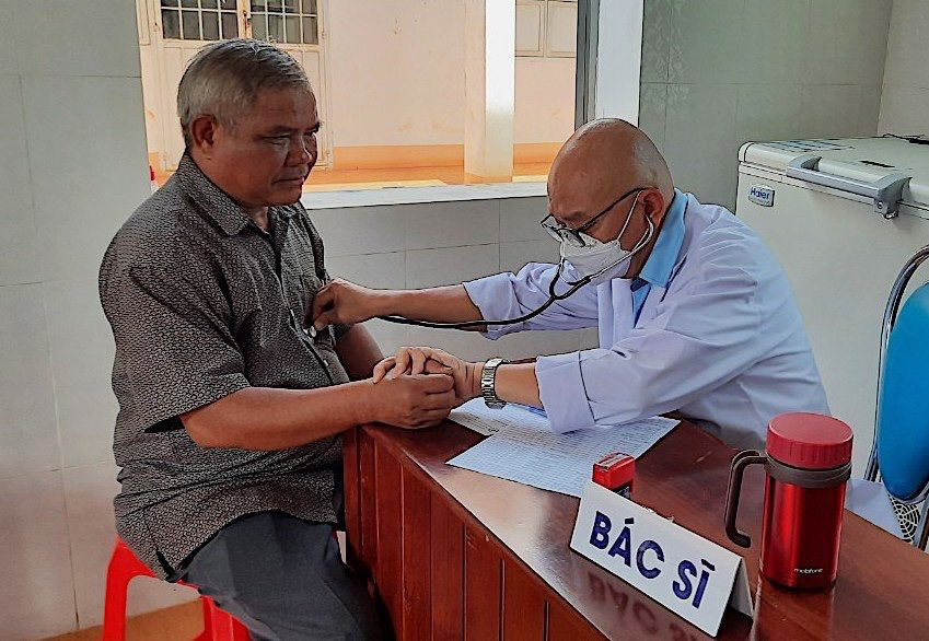 Đội ngũ y-bác sỹ khám bệnh cho bà con tại xã A Dơk. Ảnh: Nguyễn Hữu