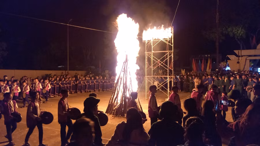 Tạo không khí vui tươi, đoàn kết quân dân trước lúc các công dân lên đường nhập ngũ. Tạo không khí vui tươi, đoàn kết quân dân trước lúc các công dân lên đường nhập ngũ.