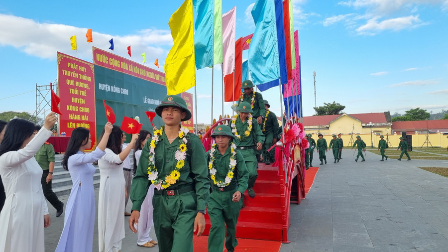 Các tân binh đi qua cầu vinh quang trước khi lên đường nhập ngũ. Ảnh: H.P
