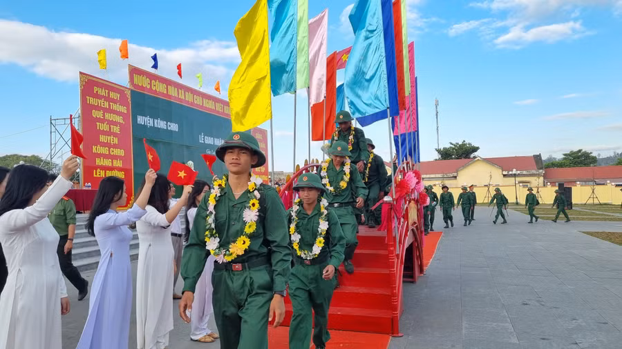 Các tân binh đi qua cầu vinh quang trước khi lên đường nhập ngũ. Ảnh: H.P