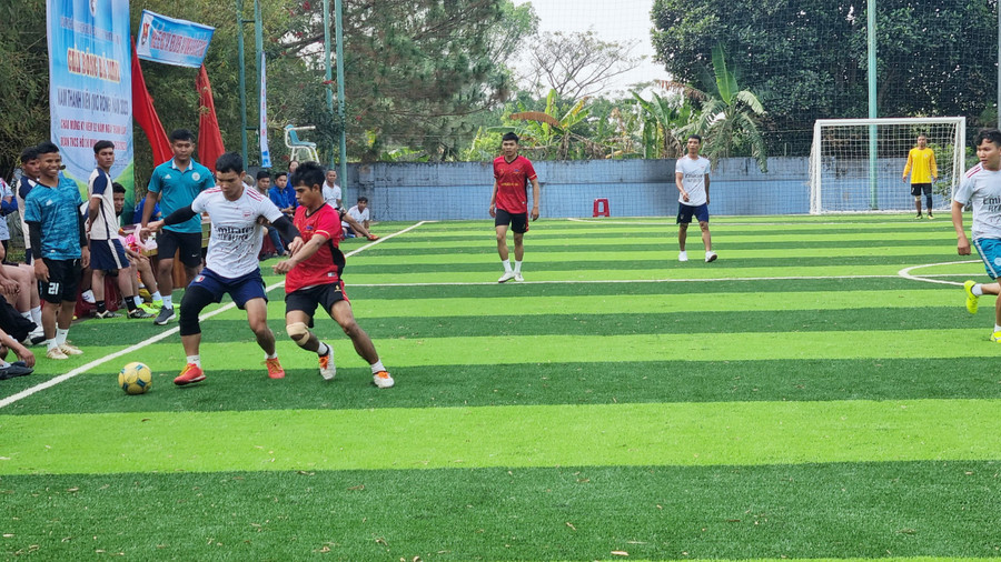 Trận khai mạc giữa 2 đội bóng Đoàn xã Hà Tây (áo trắng) và Đoàn xã Nghĩa Hưng (áo đỏ). Ảnh: Hà Phương