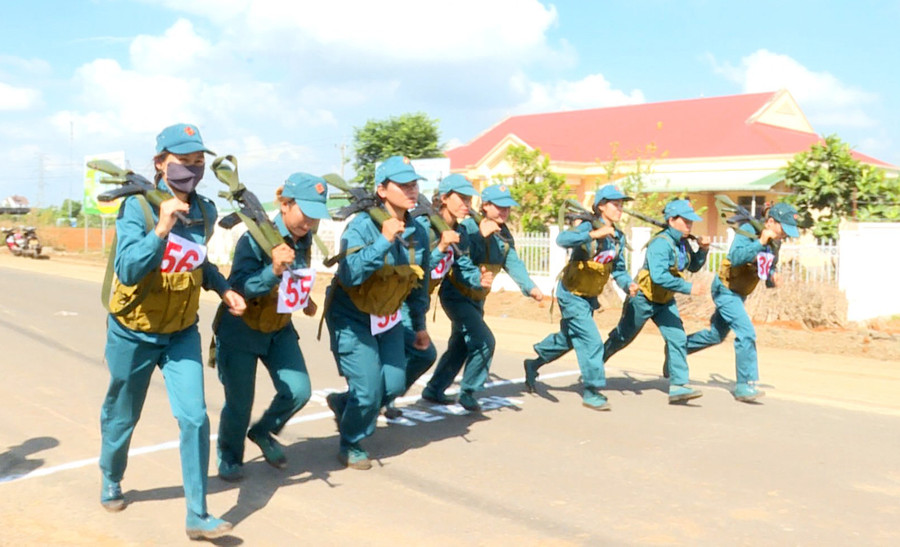 Các vận động viên nữ tham gia phần thi 3 môn quân sự phối hợp. Ảnh: N.V Các vận động viên nữ tham gia phần thi 3 môn quân sự phối hợp. Ảnh: N.V