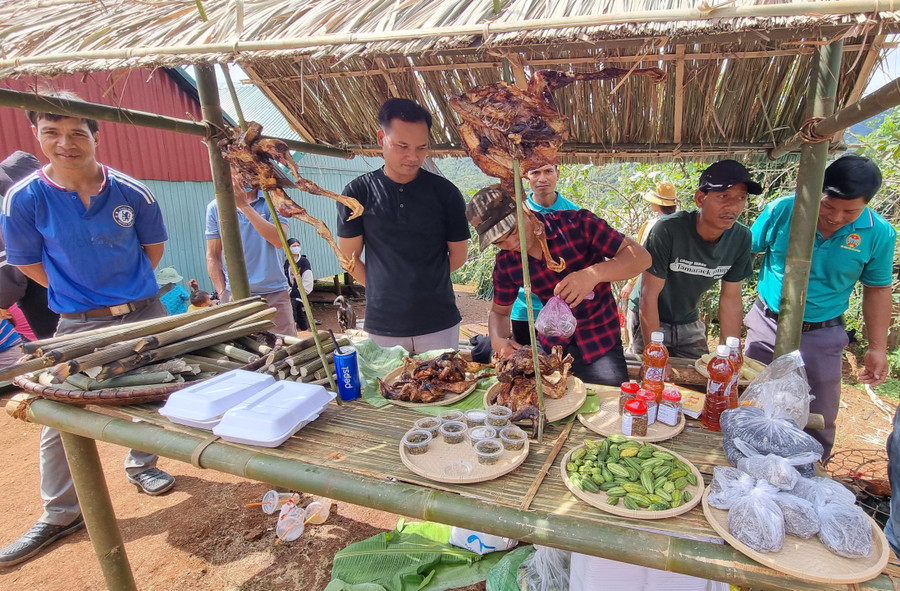 Đông đảo du khách trải nghiệm văn hóa ẩm thực của người dân địa phương.