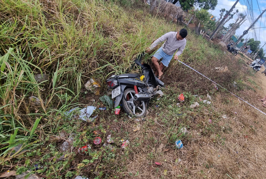 Xe máy BKS 81S4-2634 do một phụ nữ điều khiển văng xuống lề đường. Ảnh: Hà Phương Xe máy BKS 81S4-2634 do một phụ nữ điều khiển văng xuống lề đường. Ảnh: Hà Phương