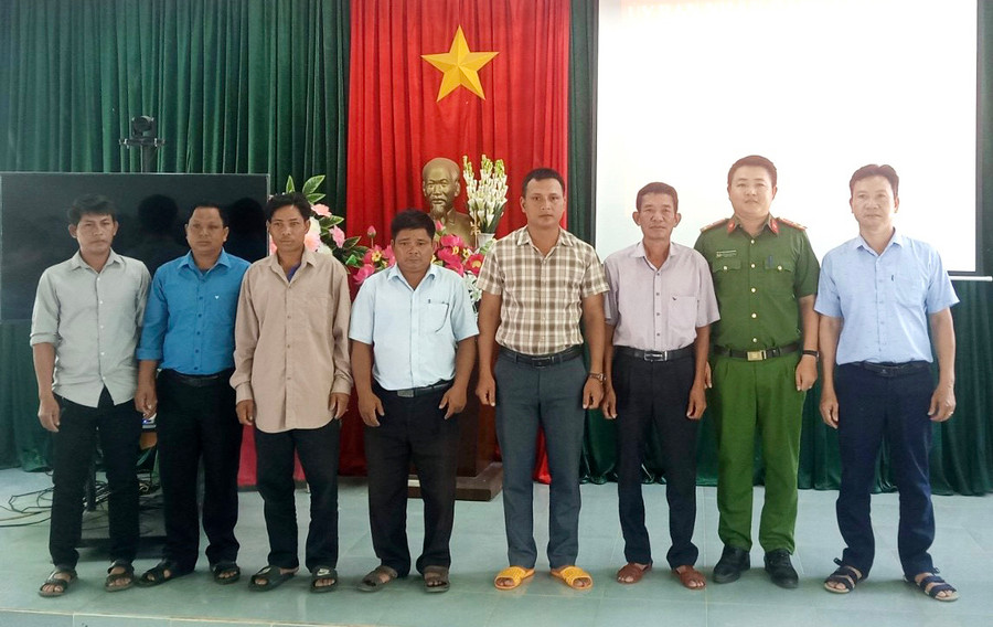 Các thành viên mô hình “Camera an ninh” tại xã Ia Kreng ra mắt tại buổi lễ. Ảnh: N.D Các thành viên mô hình “Camera an ninh” tại xã Ia Kreng ra mắt tại buổi lễ. Ảnh: N.D