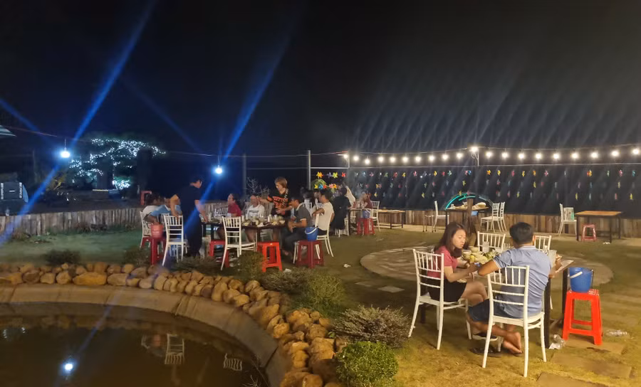 Vào ban đêm khung cảnh Zins Farm rất lãng mạn.