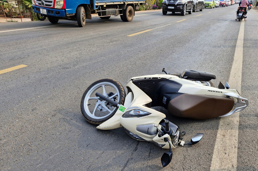 Vụ tai nạn làm 2 người trên xe máy bị thương nặng. Ảnh: V.M