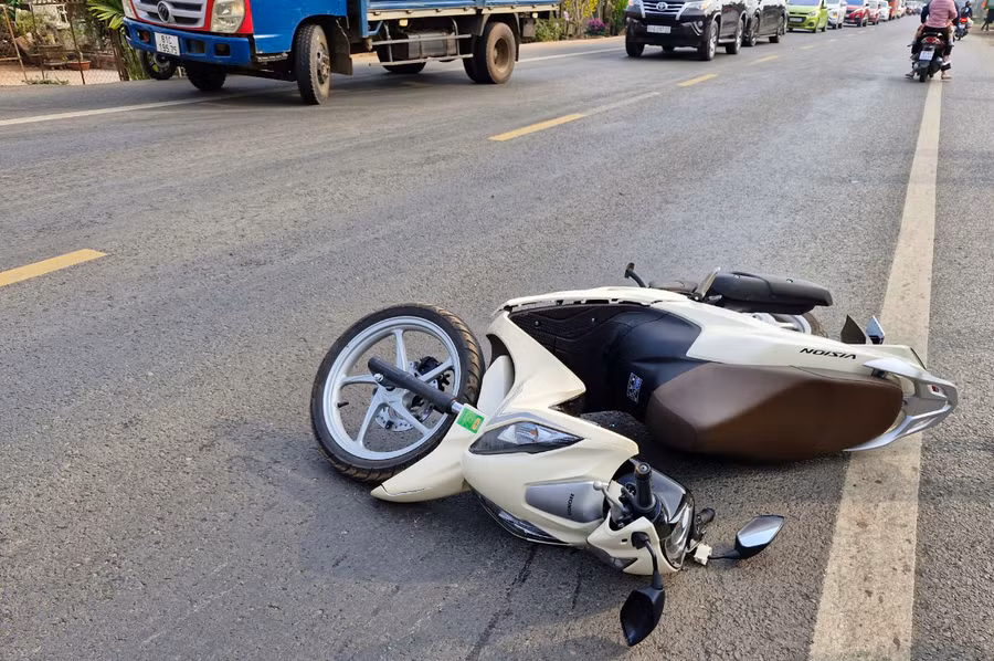 Vụ tai nạn làm 2 người trên xe máy bị thương nặng. Ảnh: V.M