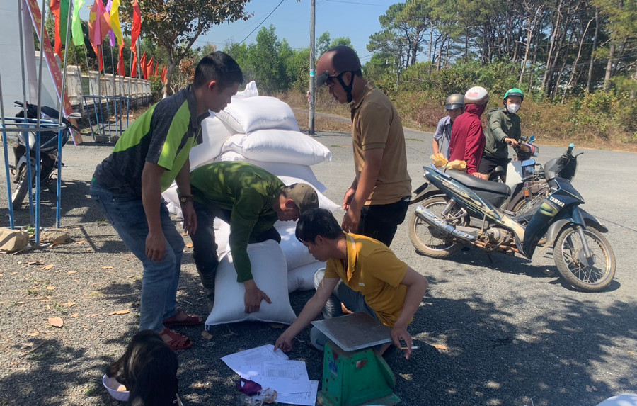 Huyện Mang Yang cấp, phát gạo hỗ trợ cho các hộ nghèo. Ảnh: V.B Huyện Mang Yang cấp, phát gạo hỗ trợ cho các hộ nghèo. Ảnh: V.B