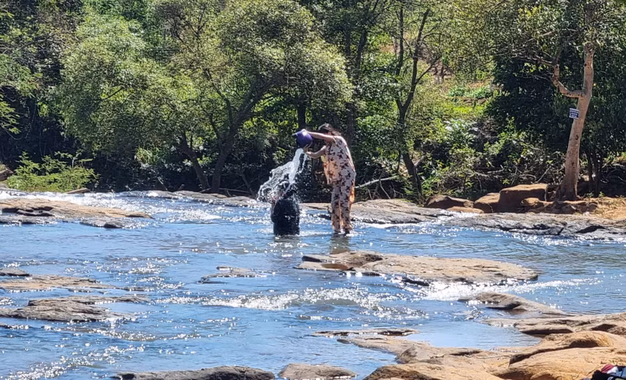 Du khách vui chơi trên con thác.