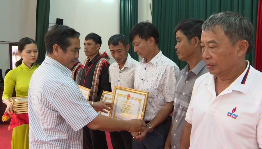 Hội Nông dân huyện tặng giấy khen cho 10 cá nhân vì đã có thành tích xuất sắc trong phong trào “Nông dân thi đua sản xuất, kinh doanh giỏi, đoàn kết giúp nhau làm giàu và giảm nghèo bền vững”, giai đoạn (2022-2024). Ảnh: N.V