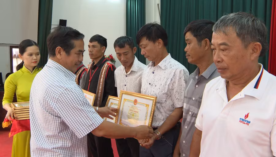 Hội Nông dân huyện tặng giấy khen cho 10 cá nhân vì đã có thành tích xuất sắc trong phong trào “Nông dân thi đua sản xuất, kinh doanh giỏi, đoàn kết giúp nhau làm giàu và giảm nghèo bền vững”, giai đoạn (2022-2024). Ảnh: N.V