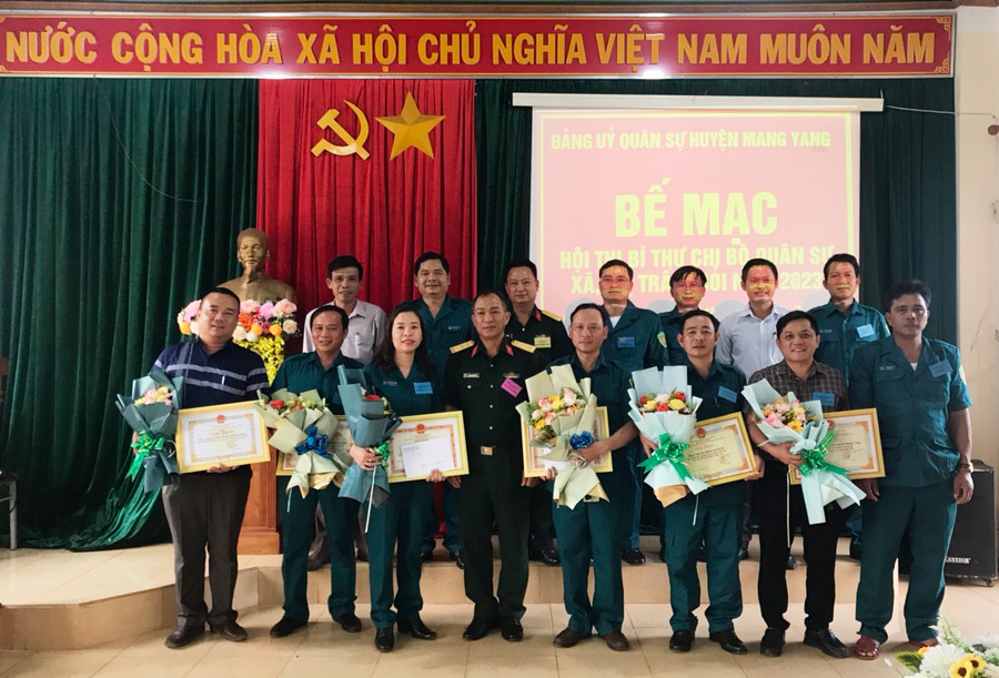 Lãnh đạo Ban Chỉ huy Quân sự huyện Mang Yang trao giải cho các thí sinh đạt thành tích xuất sắc tại hội thi. Ảnh: Minh Hiển Lãnh đạo Ban Chỉ huy Quân sự huyện Mang Yang trao giải cho các thí sinh đạt thành tích xuất sắc tại hội thi. Ảnh: Minh Hiển