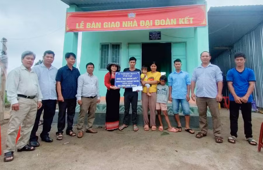 Các đơn vị lễ bàn giao nhà “Đại đoàn kết” cho gia đình anh A Chốc, tại làng Pôk, xã Ia Khươl. Ảnh: Văn Đại