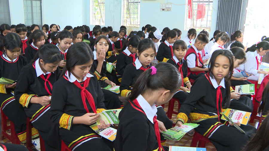 Các em học sinh tham gia buổi truyền thông. Ảnh: V.Đ