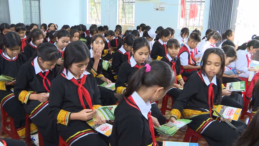 Các em học sinh tham gia buổi truyền thông. Ảnh: V.Đ