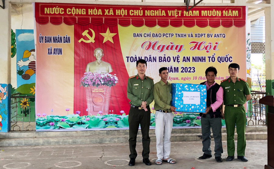 Đại diện lãnh đạo Công an huyện Mang Yang tặng quà cho tập thể làng làng Kon Brung, xã Ayun. Ảnh: Hà Phương