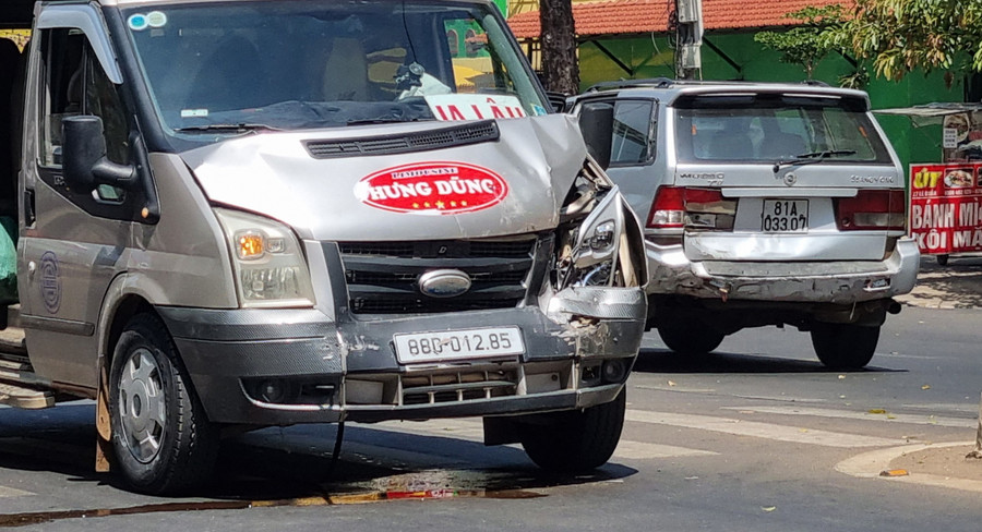 Hai xe ô tô bị hư hỏng nặng. Ảnh: Hà Phương Hai xe ô tô bị hư hỏng nặng. Ảnh: Hà Phương