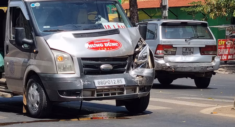 Hai xe ô tô bị hư hỏng nặng. Ảnh: Hà Phương