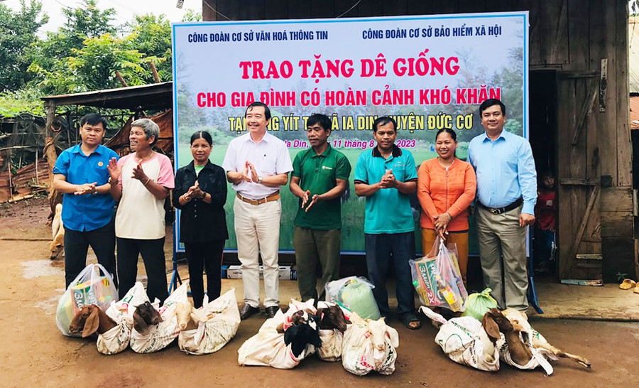 Các đơn vị trao dê giống sinh sản cho các hộ gia đình có hoàn cảnh khó khăn tại xã Ia Din. Ảnh: Nguyễn Liên