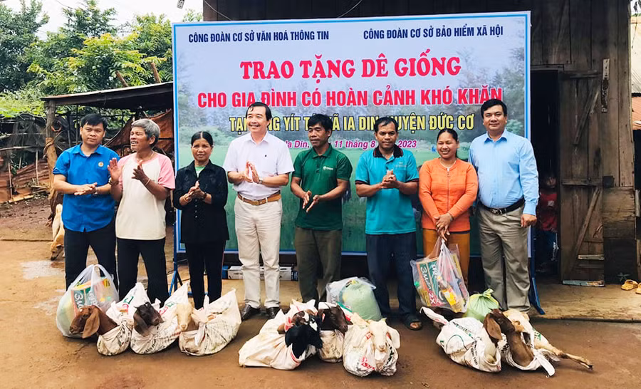 Các đơn vị trao dê giống sinh sản cho các hộ gia đình có hoàn cảnh khó khăn tại xã Ia Din. Ảnh: Nguyễn Liên Các đơn vị trao dê giống sinh sản cho các hộ gia đình có hoàn cảnh khó khăn tại xã Ia Din. Ảnh: Nguyễn Liên