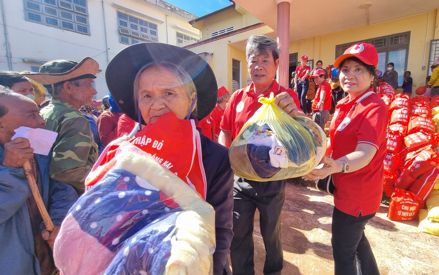 Những phần quà kịp thời động viên, chia sẻ với người có hoàn cảnh khó khăn. Ảnh: H.P