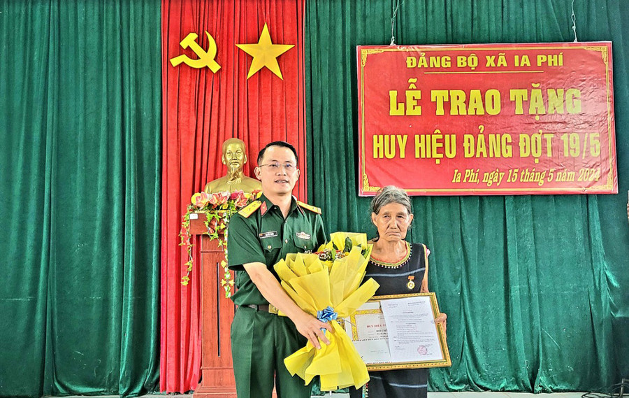Trung tá Mai Tất Thành-Ủy viên BTV Huyện ủy, Chỉ huy trưởng Ban Chỉ huy Quân sự huyện Chư Păh trao Huy hiệu 55 năm tuổi Đảng cho đảng viên Rơ Châm H’Nhêl (Chi bộ làng Brép, xã Ia Phí). Ảnh: N.V