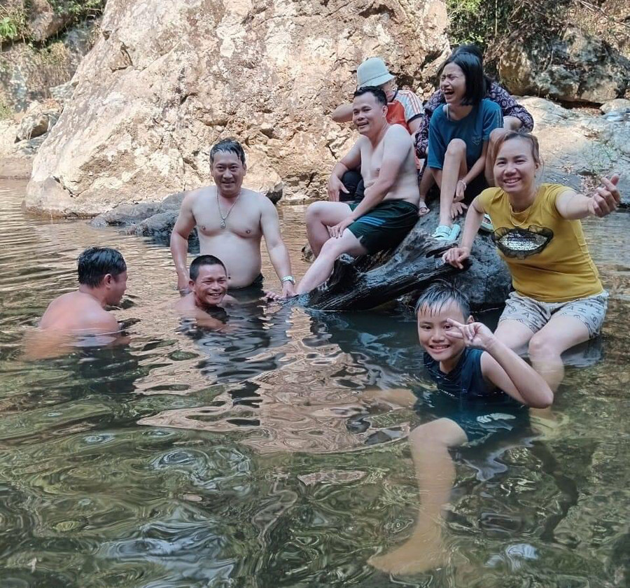 Vào những ngày cuối tuần, nơi đây không chỉ người dân địa phương mà còn thu hút rất đông lượt khách trong và ngoài huyện đến thưởng ngoạn vẻ đẹp hoang sơ của thiên nhiên và tận hưởng không khí trong lành.