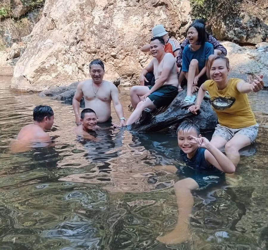 Vào những ngày cuối tuần, nơi đây không chỉ người dân địa phương mà còn thu hút rất đông lượt khách trong và ngoài huyện đến thưởng ngoạn vẻ đẹp hoang sơ của thiên nhiên và tận hưởng không khí trong lành.