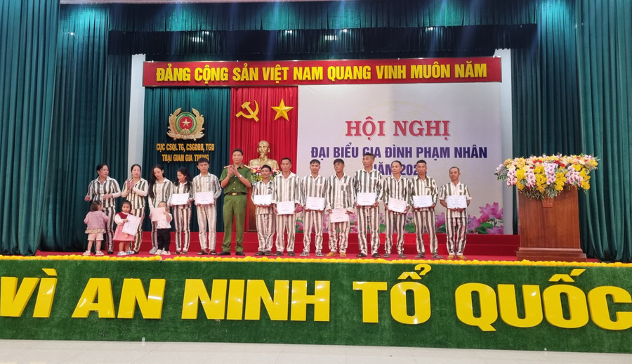 Trại giam Gia Trung tặng 50 phần quà từ “Quỹ tấm lòng vàng” cho 50 phạm nhân có hoàn cảnh đặc biệt khó khăn. Ảnh: H.P