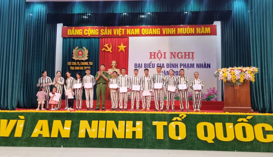 Trại giam Gia Trung tặng 50 phần quà từ “Quỹ tấm lòng vàng” cho 50 phạm nhân có hoàn cảnh đặc biệt khó khăn. Ảnh: H.P