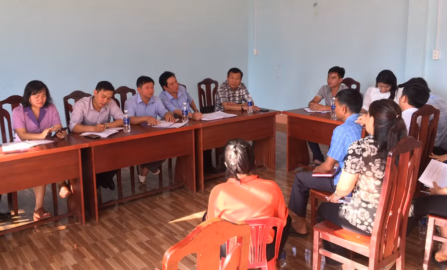 Quang cảnh buổi sinh hoạt Chi bộ làng Kon Sơ Lăng, xã Hà Tây, huyện Chư Păh. Ảnh: V.Đ Quang cảnh buổi sinh hoạt Chi bộ làng Kon Sơ Lăng, xã Hà Tây, huyện Chư Păh. Ảnh: V.Đ