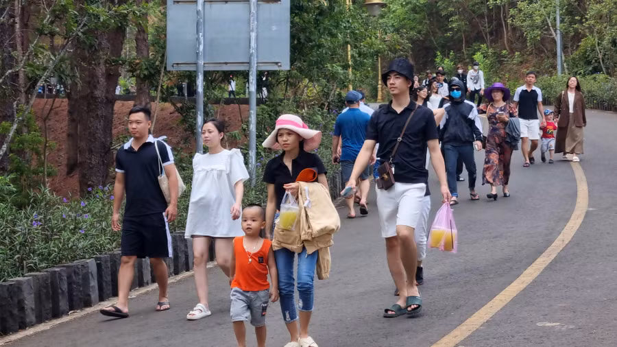 Dịp nghỉ lễ có rất đông du khách tham quan, thưởng ngoạn tại thắng cảnh Biển Hồ.