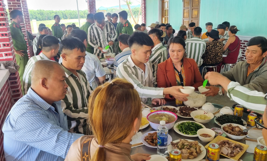 Các phạm nhân cùng người thân dùng bữa cơm đầm ấm. Ảnh: H.P Các phạm nhân cùng người thân dùng bữa cơm đầm ấm. Ảnh: H.P