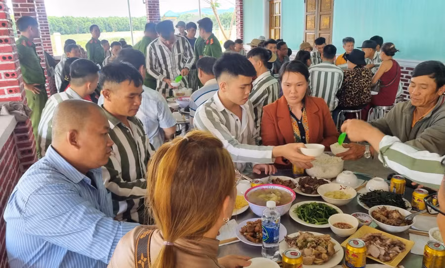 Các phạm nhân cùng người thân dùng bữa cơm đầm ấm. Ảnh: H.P