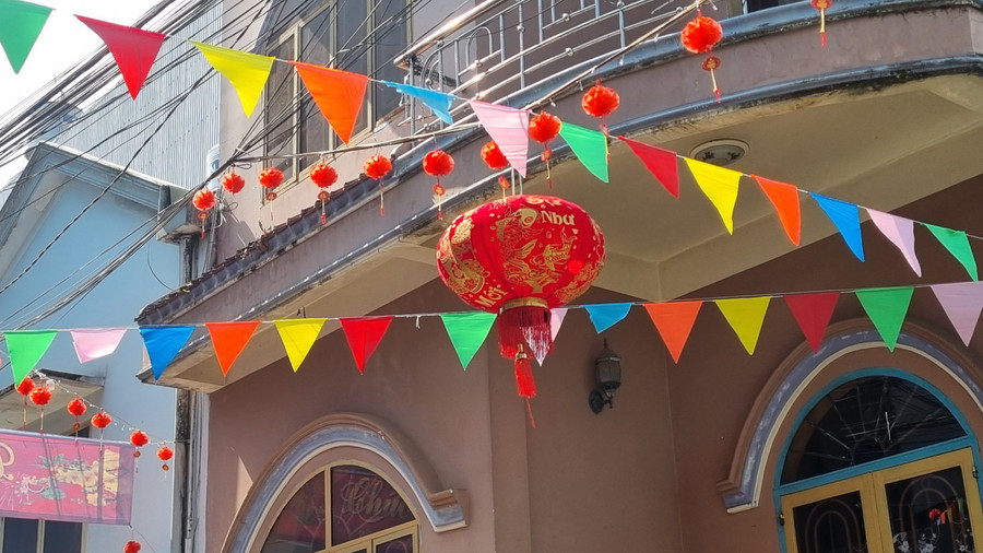 Không khí Tết càng thêm rộn ràng trong con hẻm. Không khí Tết càng thêm rộn ràng trong con hẻm.