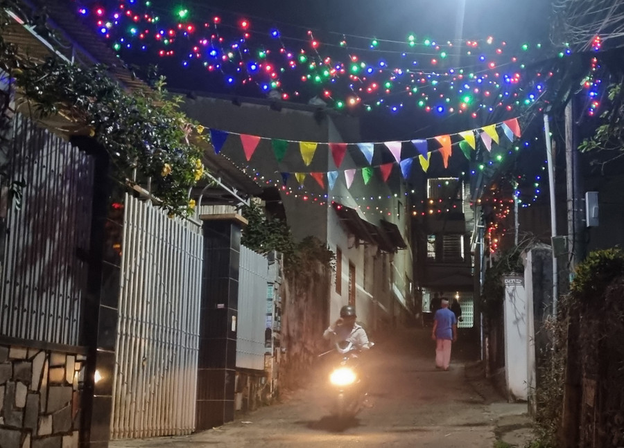 Những con hẻm ngập tràn sắc xuân. Những con hẻm ngập tràn sắc xuân.