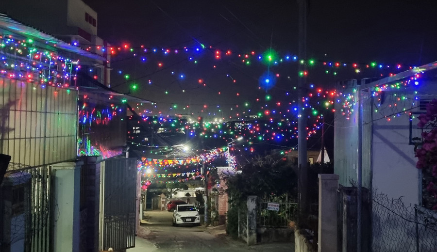 Hẻm 32 Trần Quý Cáp (tổ 2, phường Tây Sơn) cũng được người dân chung tay trang trí lồng đèn, bóng điện, cờ đủ màu sắc rực rỡ để chào đón một năm mới tràn đầy may mắn và hạnh phúc. Qua đó, tạo nên một điểm nhấn độc đáo cho cảnh quan khu phố. Hẻm 32 Trần Quý Cáp (tổ 2, phường Tây Sơn) cũng được người dân chung tay trang trí lồng đèn, bóng điện, cờ đủ màu sắc rực rỡ để chào đón một năm mới tràn đầy may mắn và hạnh phúc. Qua đó, tạo nên một điểm nhấn độc đáo cho cảnh quan khu phố.