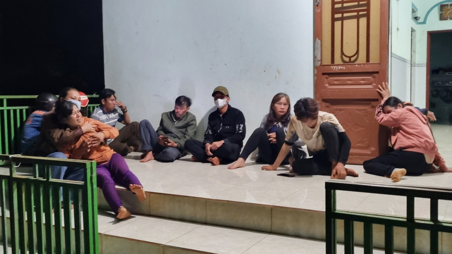 Người thân trong gia đình khóc nấc khi chứng kiến cảnh ra đi đau lòng của vợ chồng anh Hòa và cháu Nhân. Ảnh: Hà Phương